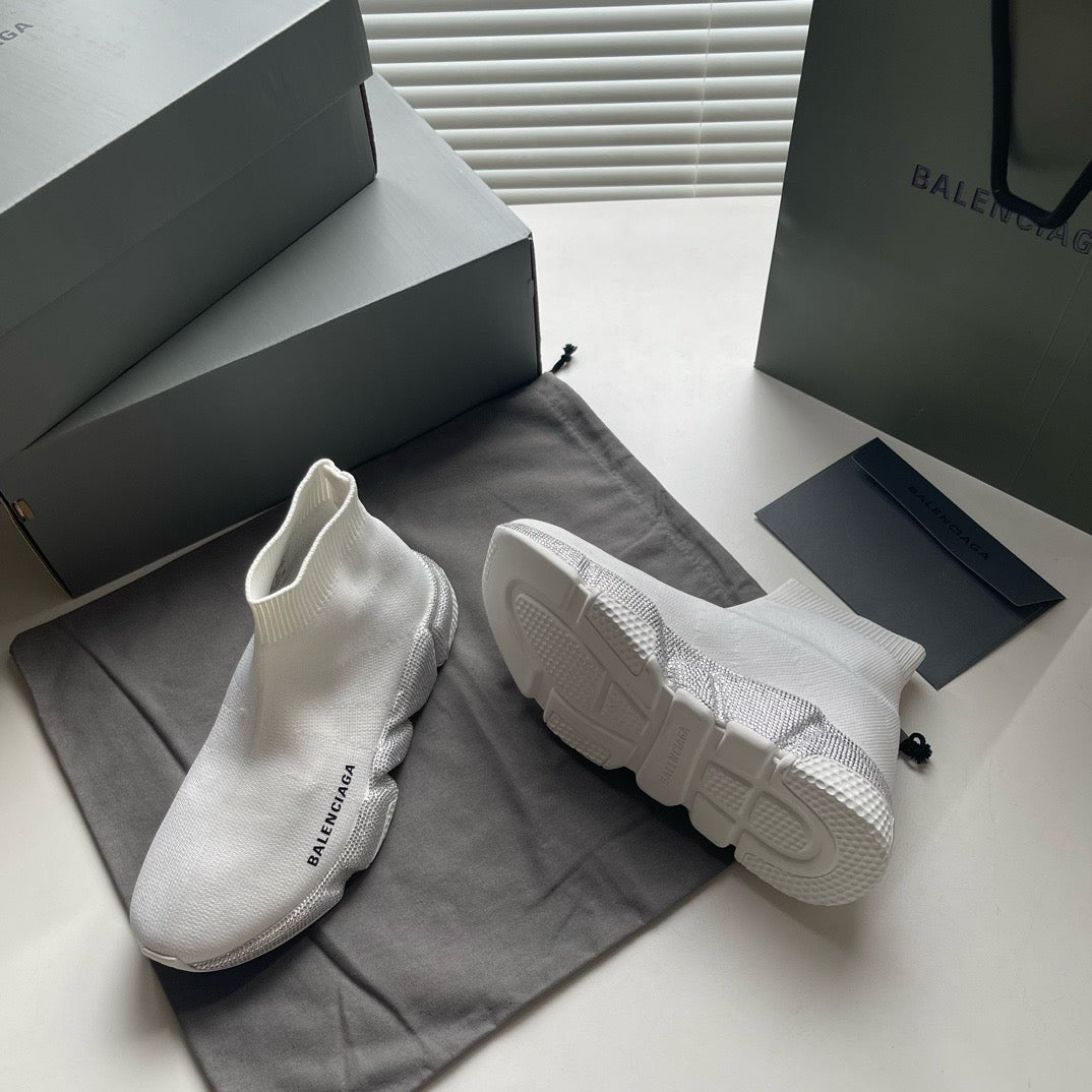 Schwarze und weiße Schuhe