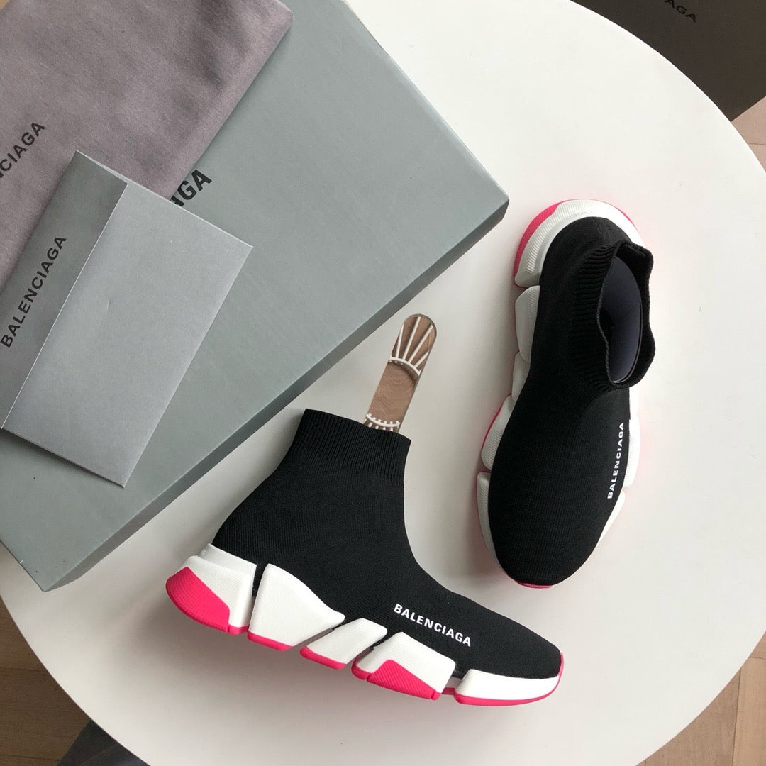 Schwarze und weiße Schuhe
