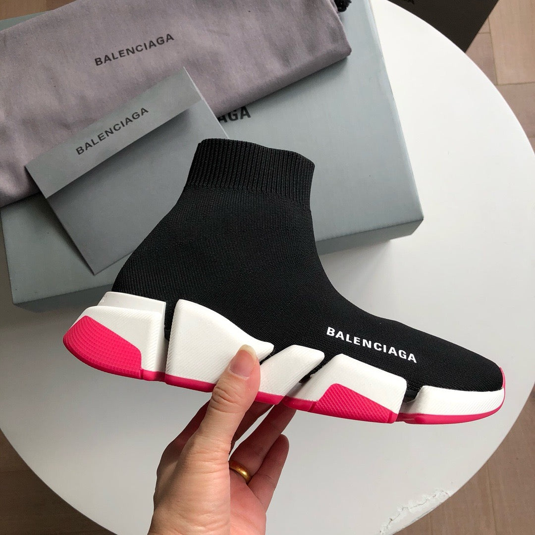 Schwarze und weiße Schuhe
