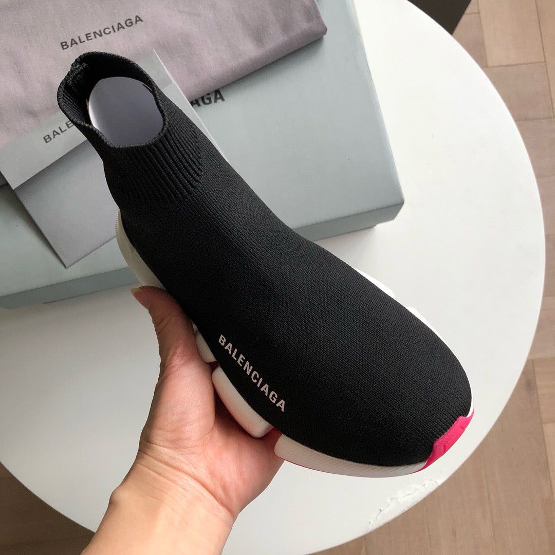 Schwarze und weiße Schuhe
