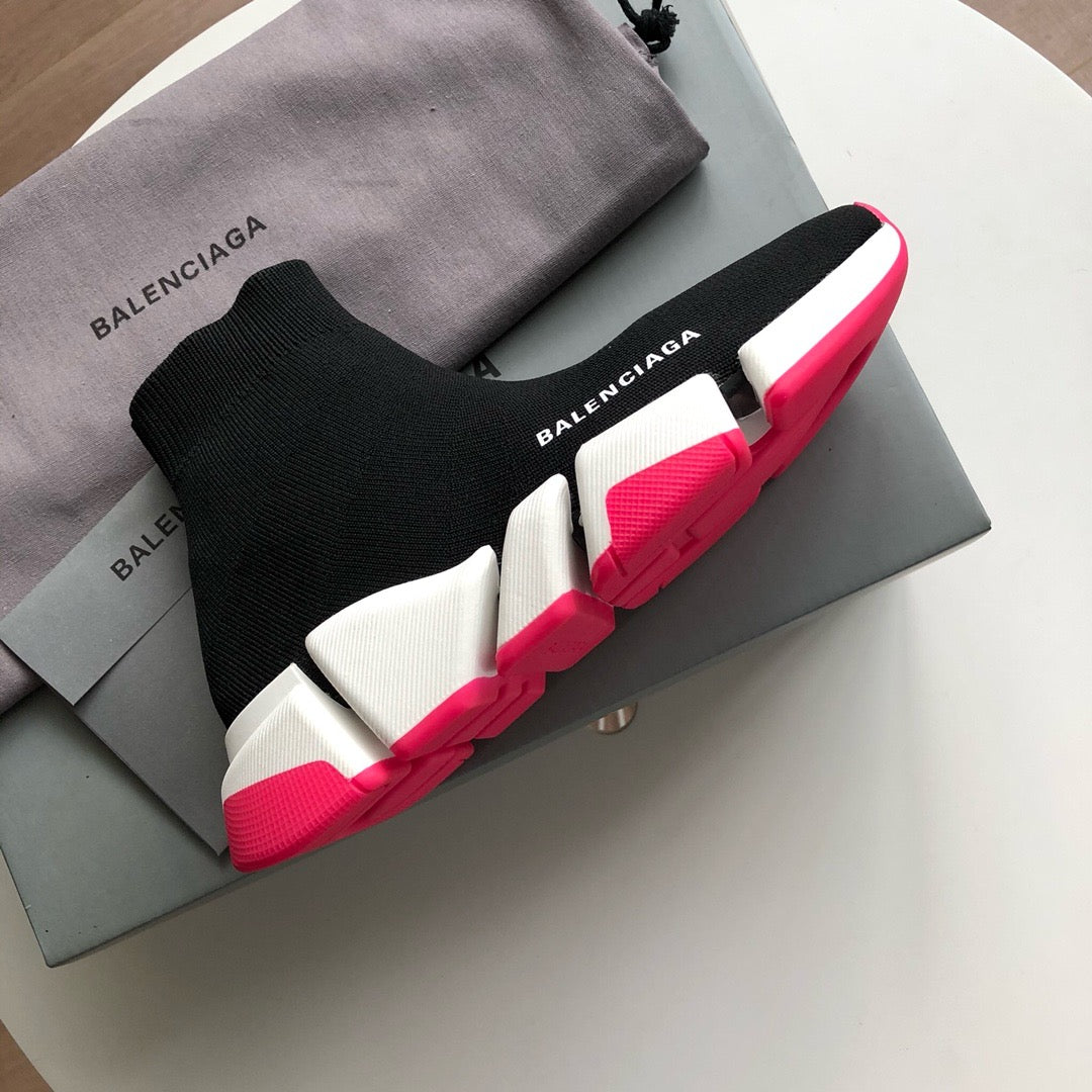 Schwarze und weiße Schuhe