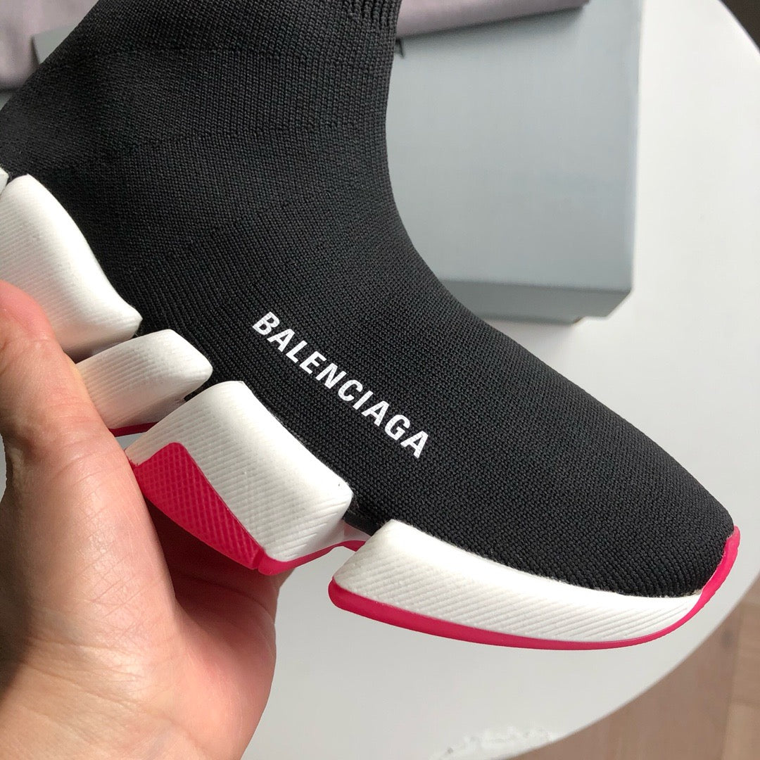Schwarze und weiße Schuhe