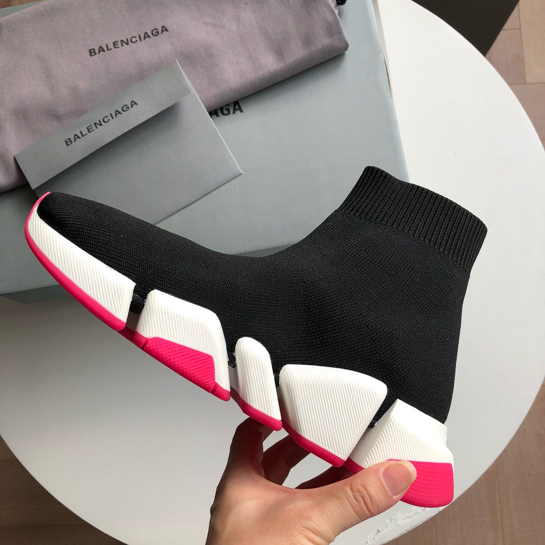 Schwarze und weiße Schuhe