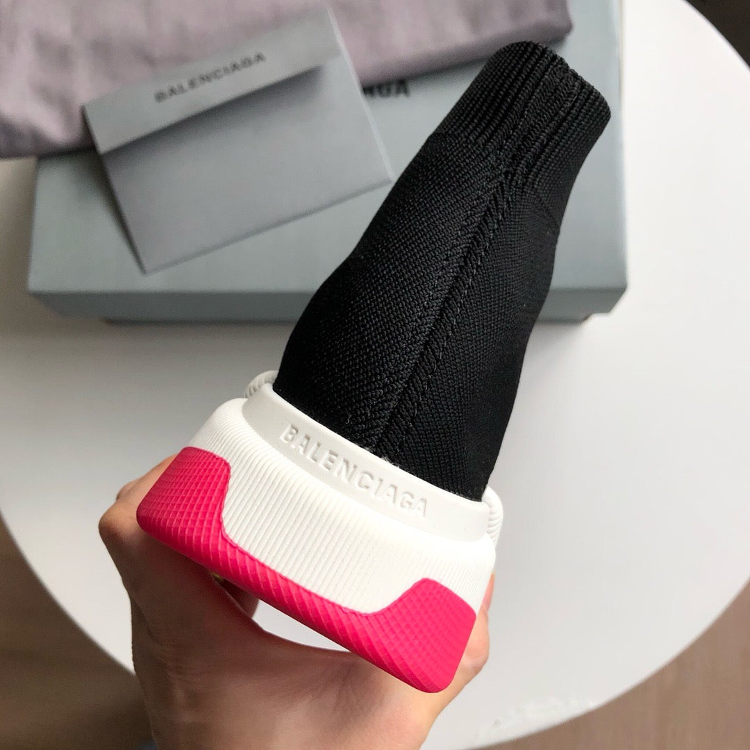 Schwarze und weiße Schuhe