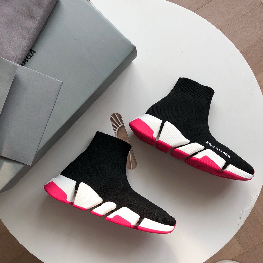 Schwarze und weiße Schuhe
