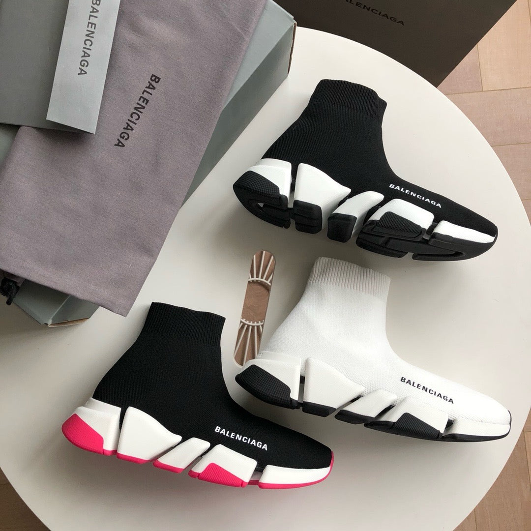 Schwarze und weiße Schuhe