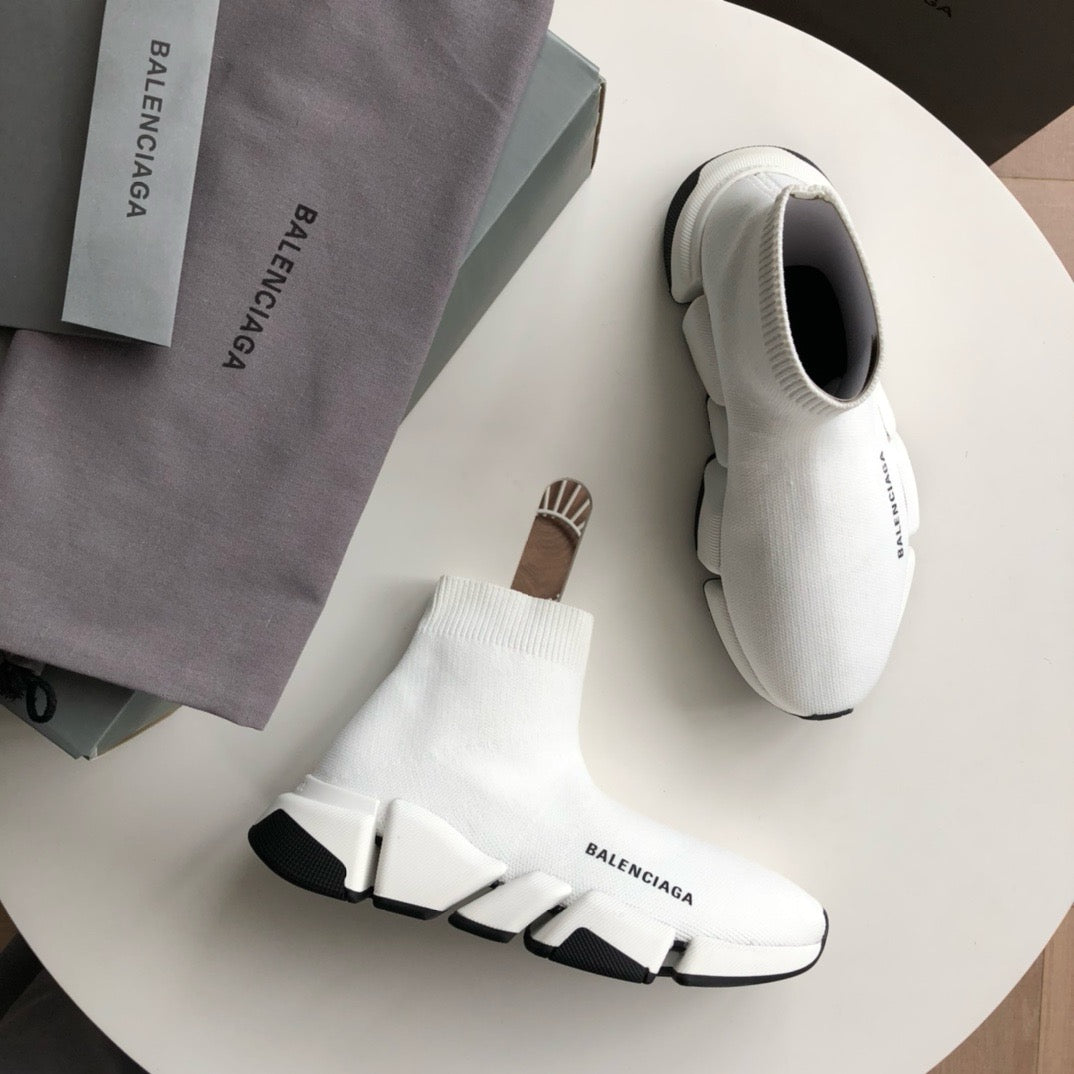 Schwarze und weiße Schuhe