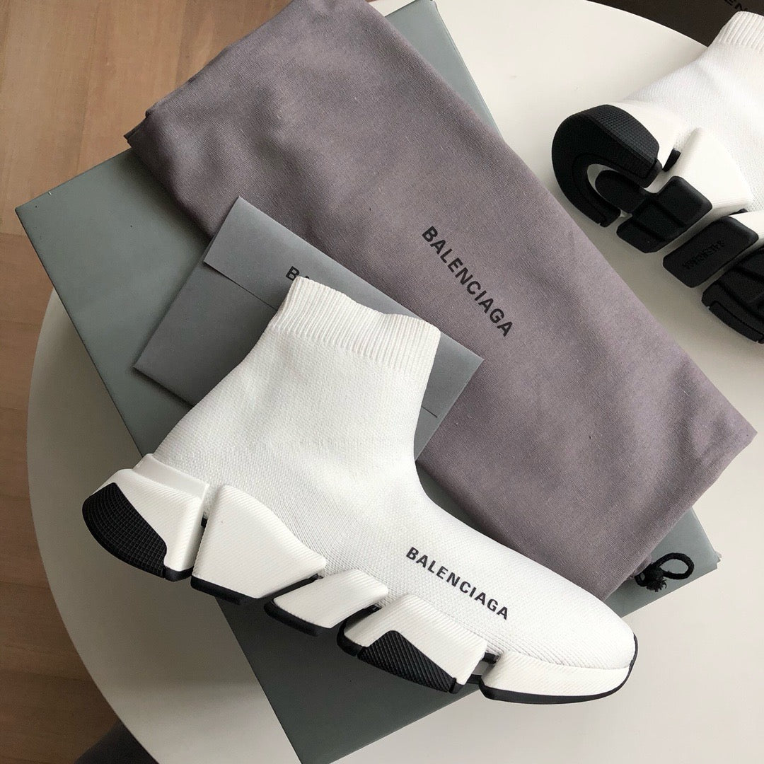 Schwarze und weiße Schuhe