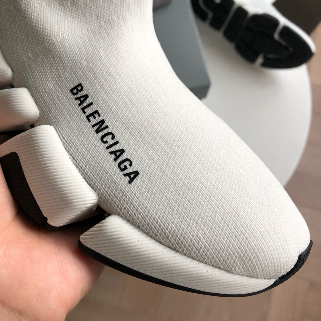 Schwarze und weiße Schuhe