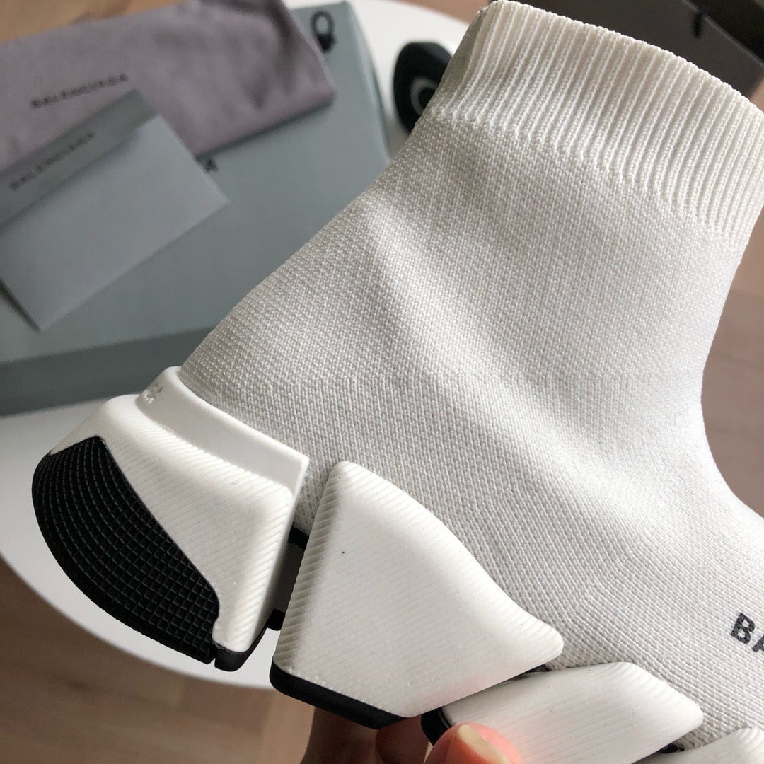 Schwarze und weiße Schuhe