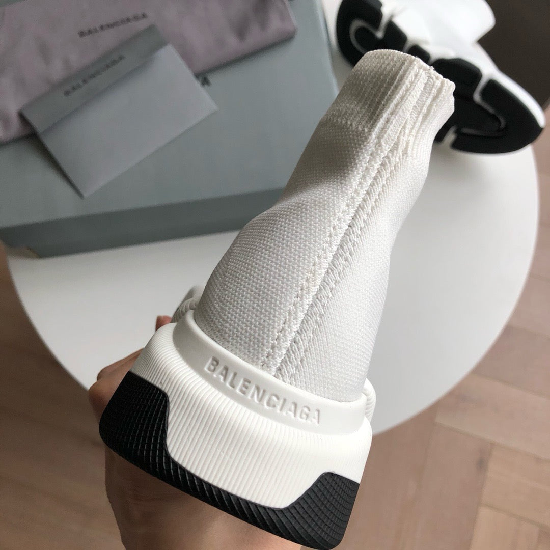 Schwarze und weiße Schuhe