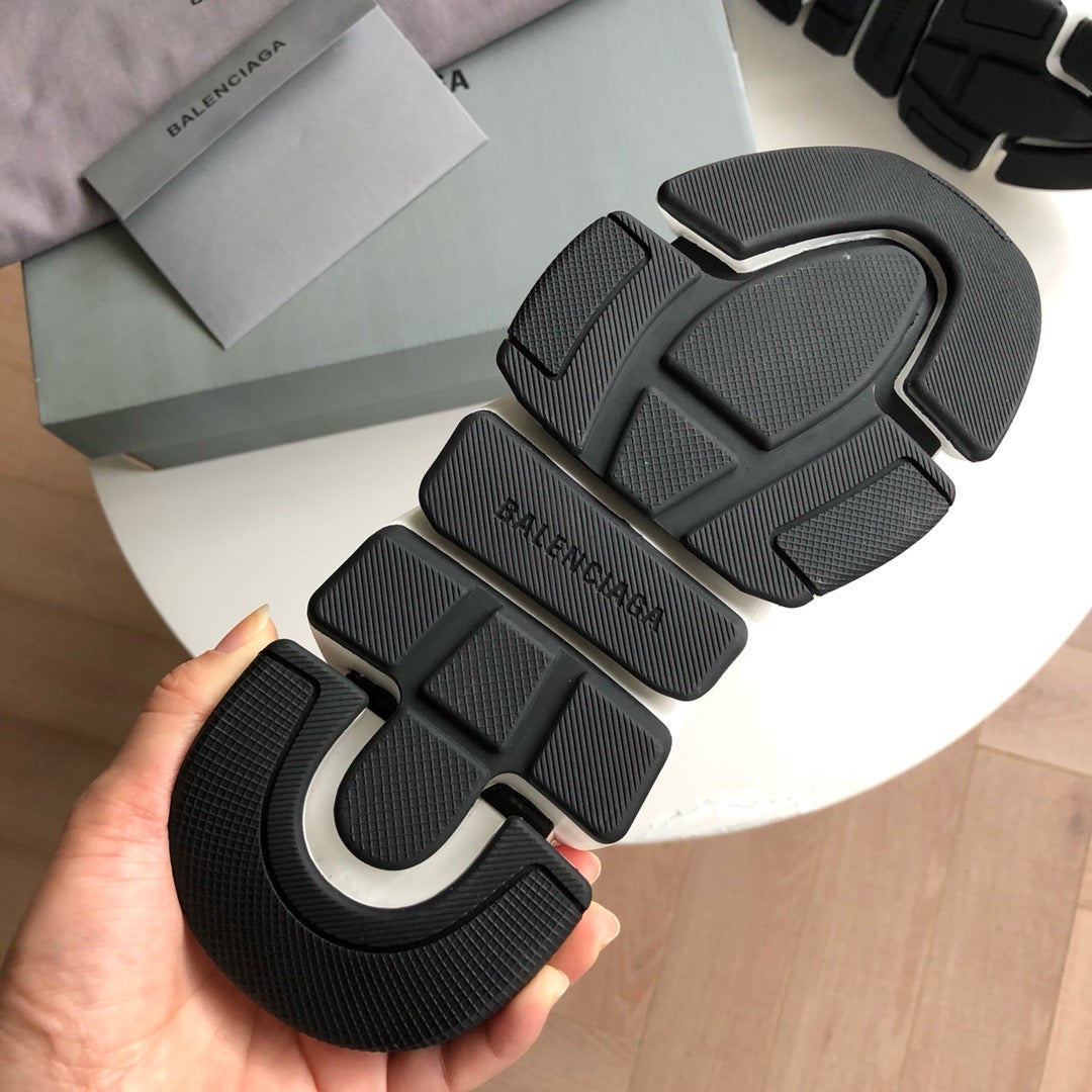 Schwarze und weiße Schuhe