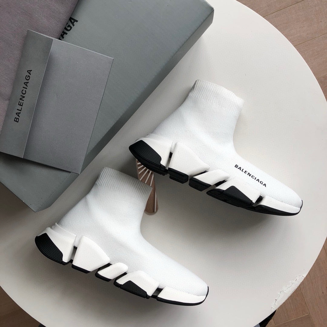 Schwarze und weiße Schuhe