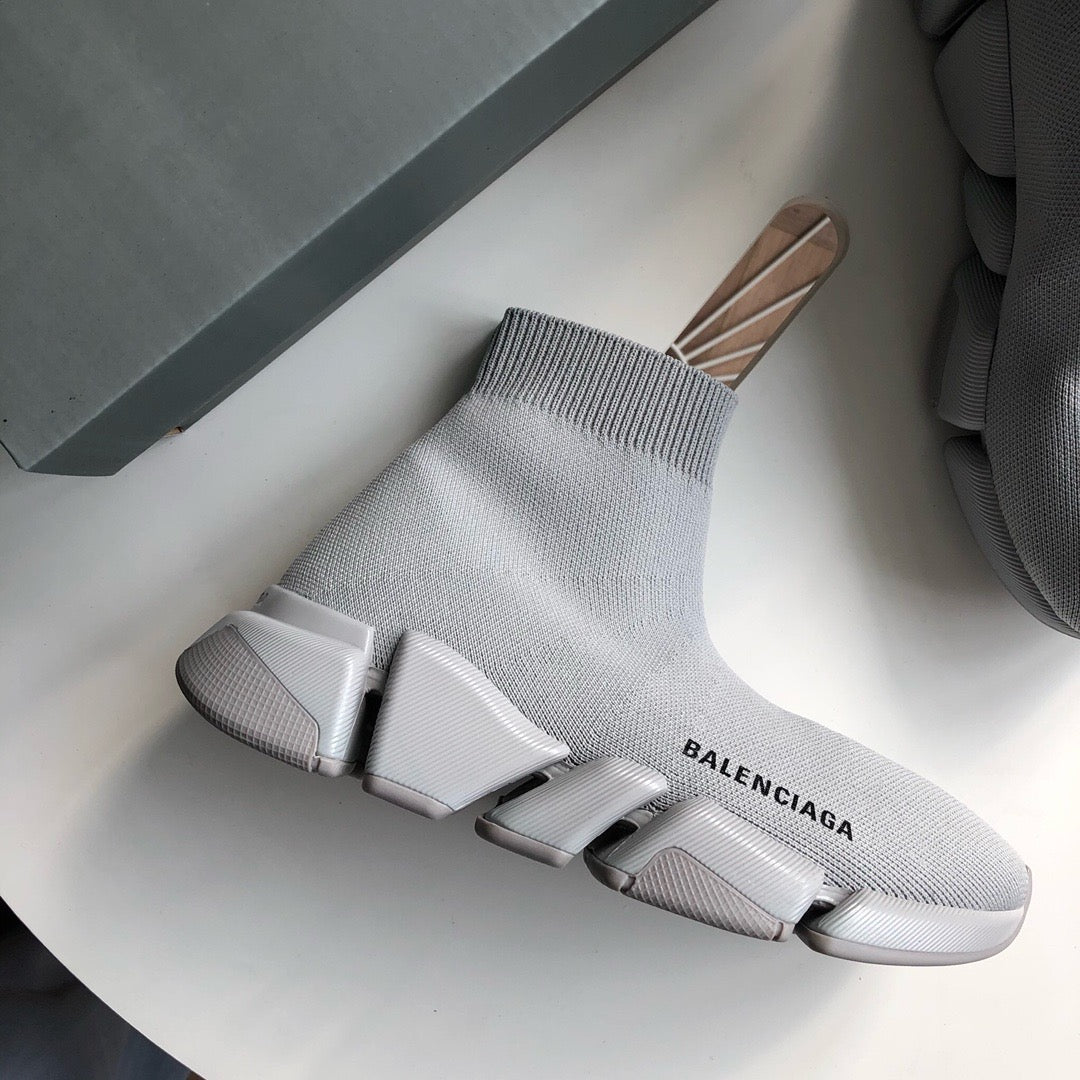 Schwarz. Khaki und graue Schuhe