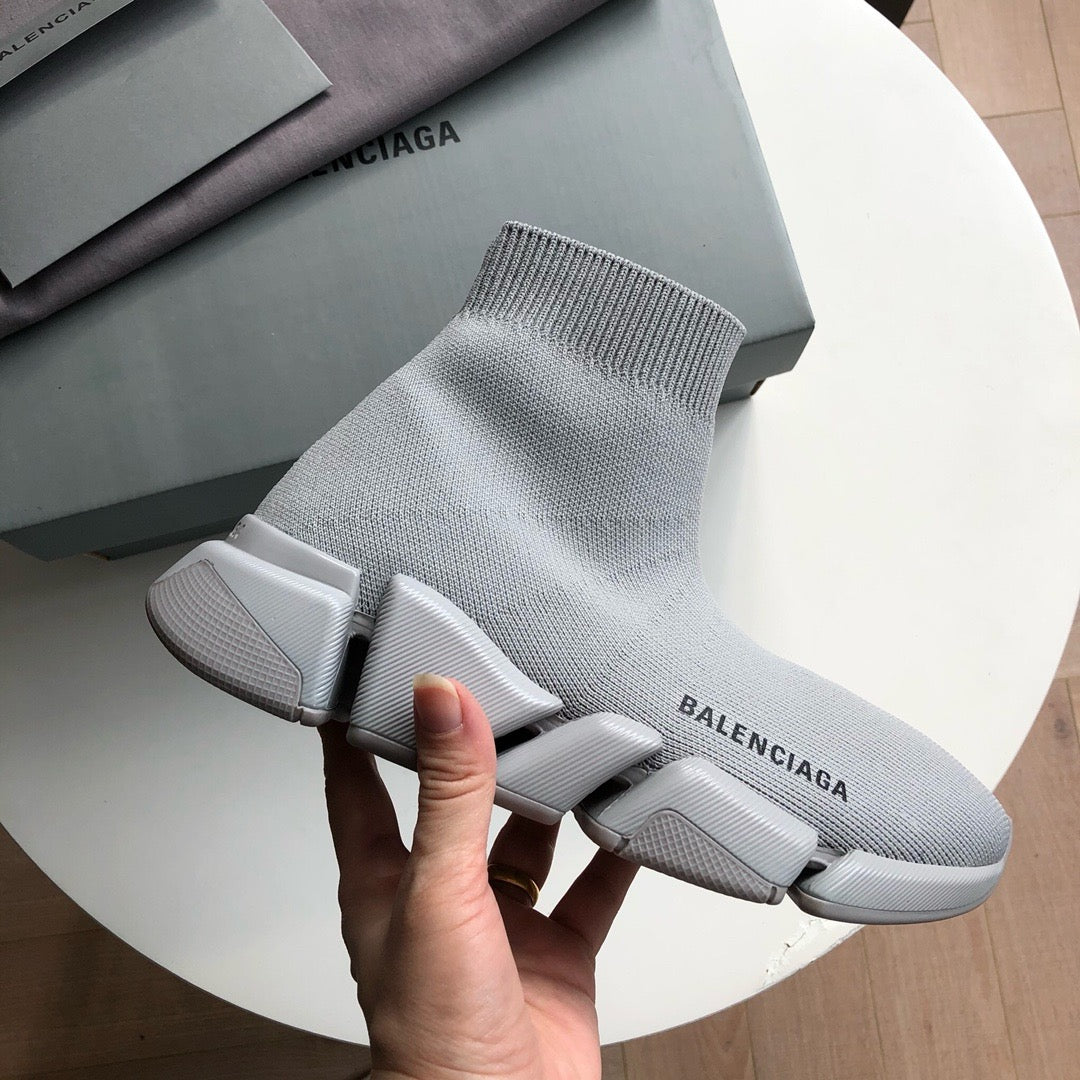Schwarz. Khaki und graue Schuhe