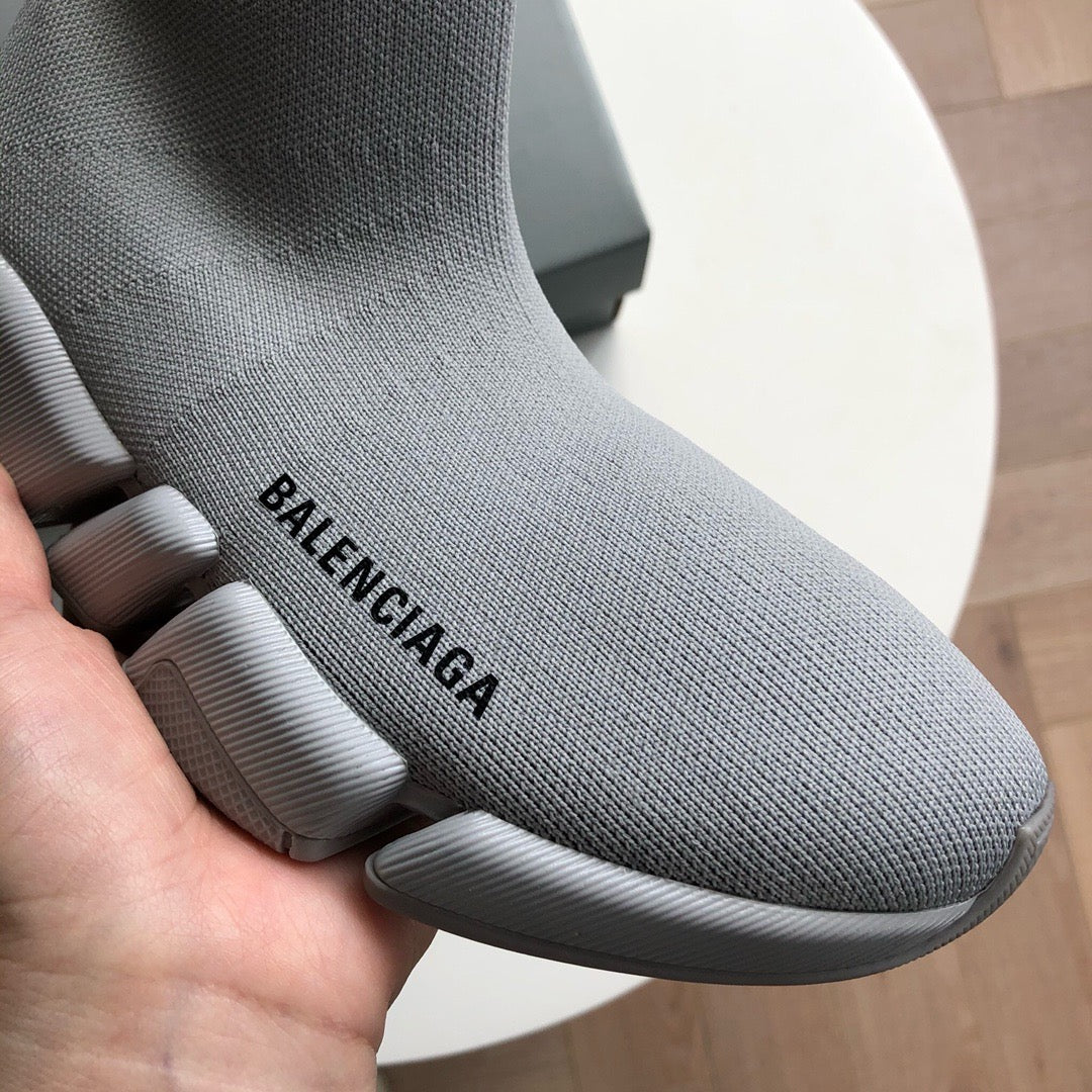 Schwarz. Khaki und graue Schuhe