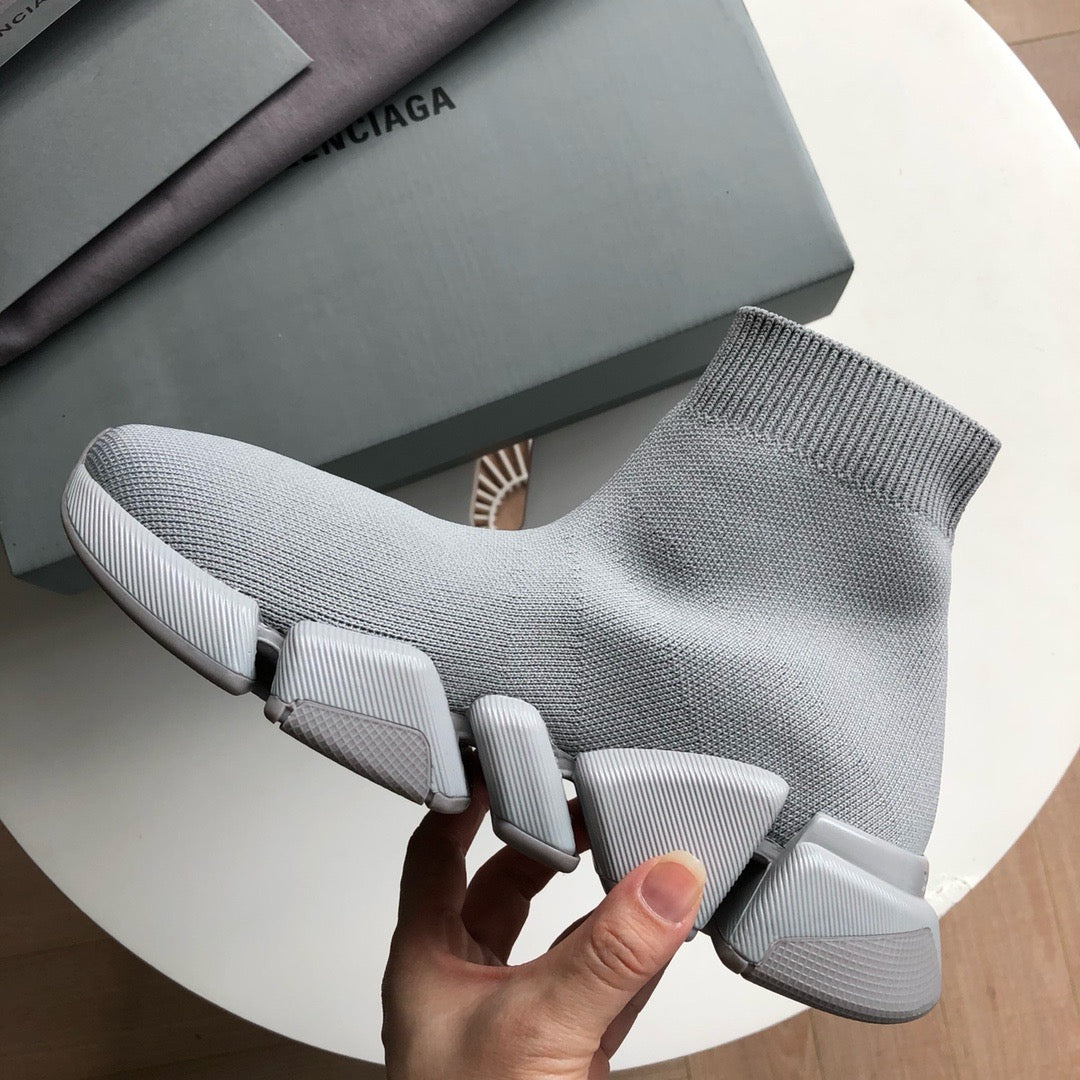 Schwarz. Khaki und graue Schuhe
