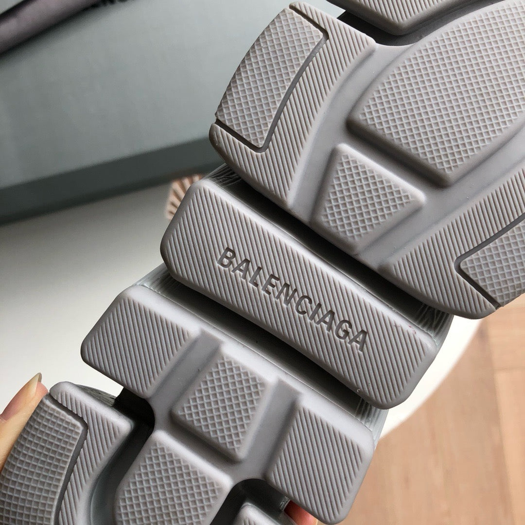 Schwarz. Khaki und graue Schuhe