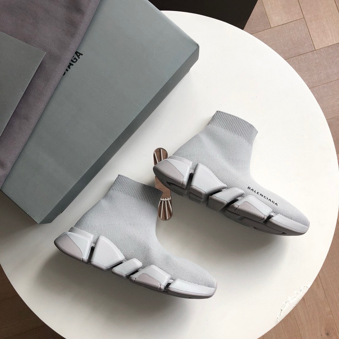 Schwarz. Khaki und graue Schuhe