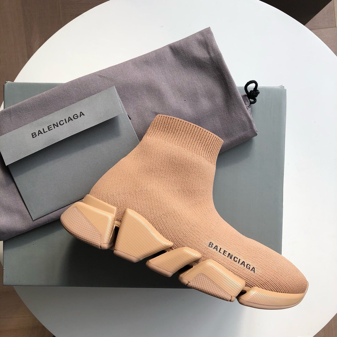 Schwarz. Khaki und graue Schuhe