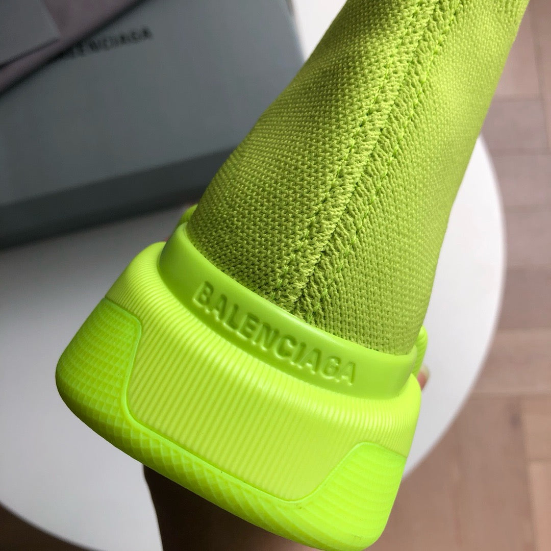 Schwarz. Khaki und graue Schuhe