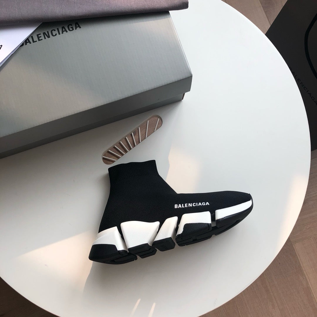 Schwarz. Khaki und graue Schuhe