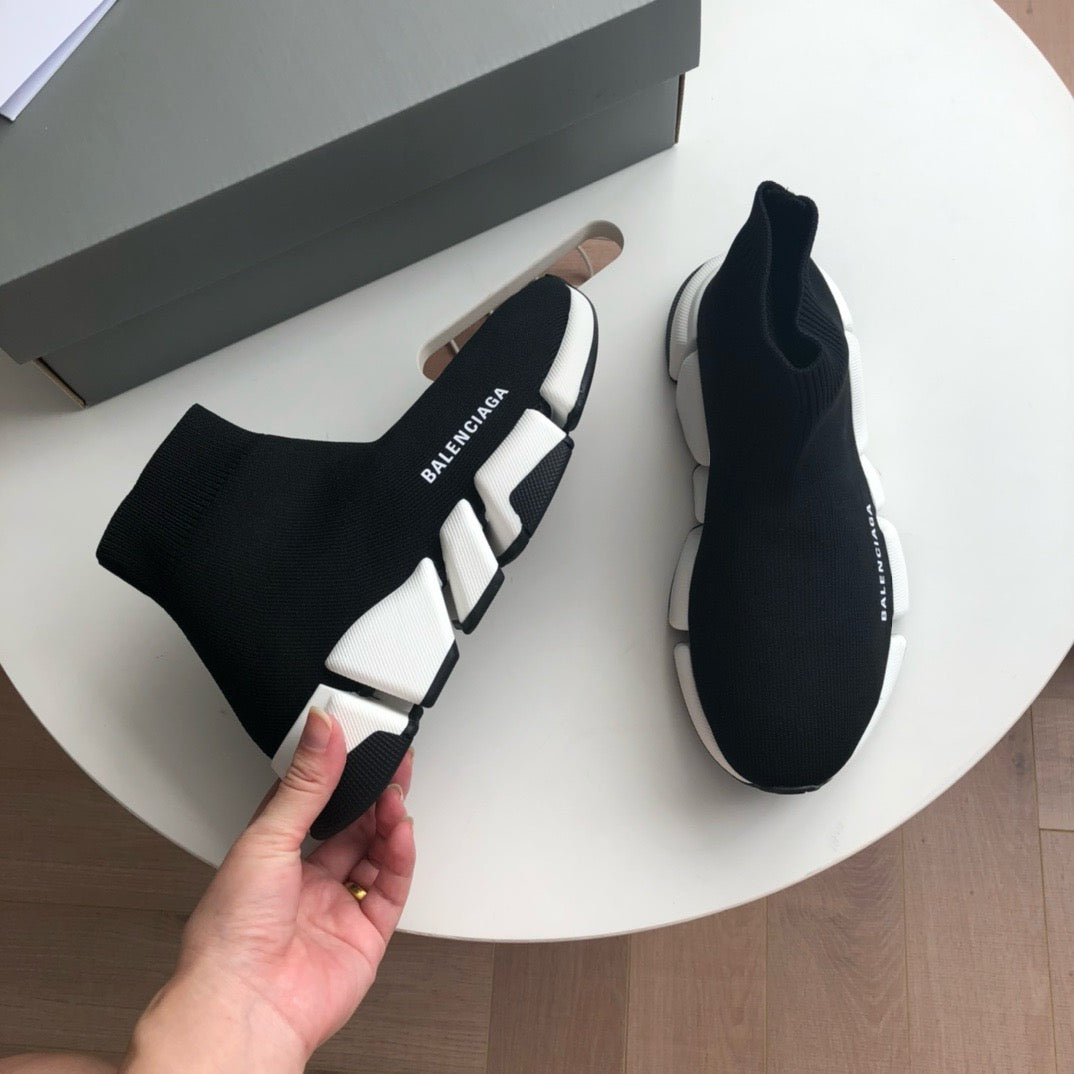 Schwarz. Khaki und graue Schuhe