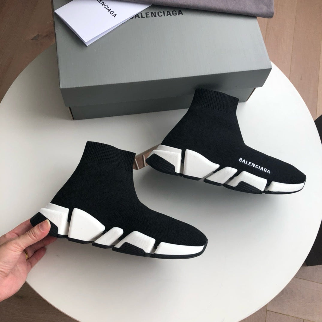 Schwarz. Khaki und graue Schuhe