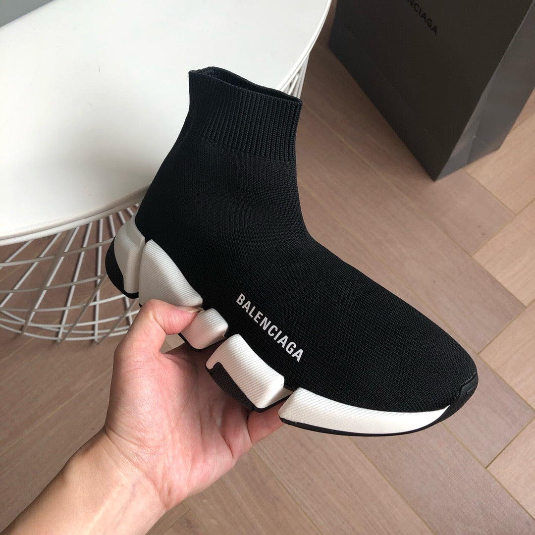 Schwarz. Khaki und graue Schuhe