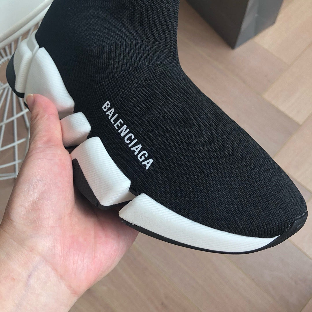 Schwarz. Khaki und graue Schuhe