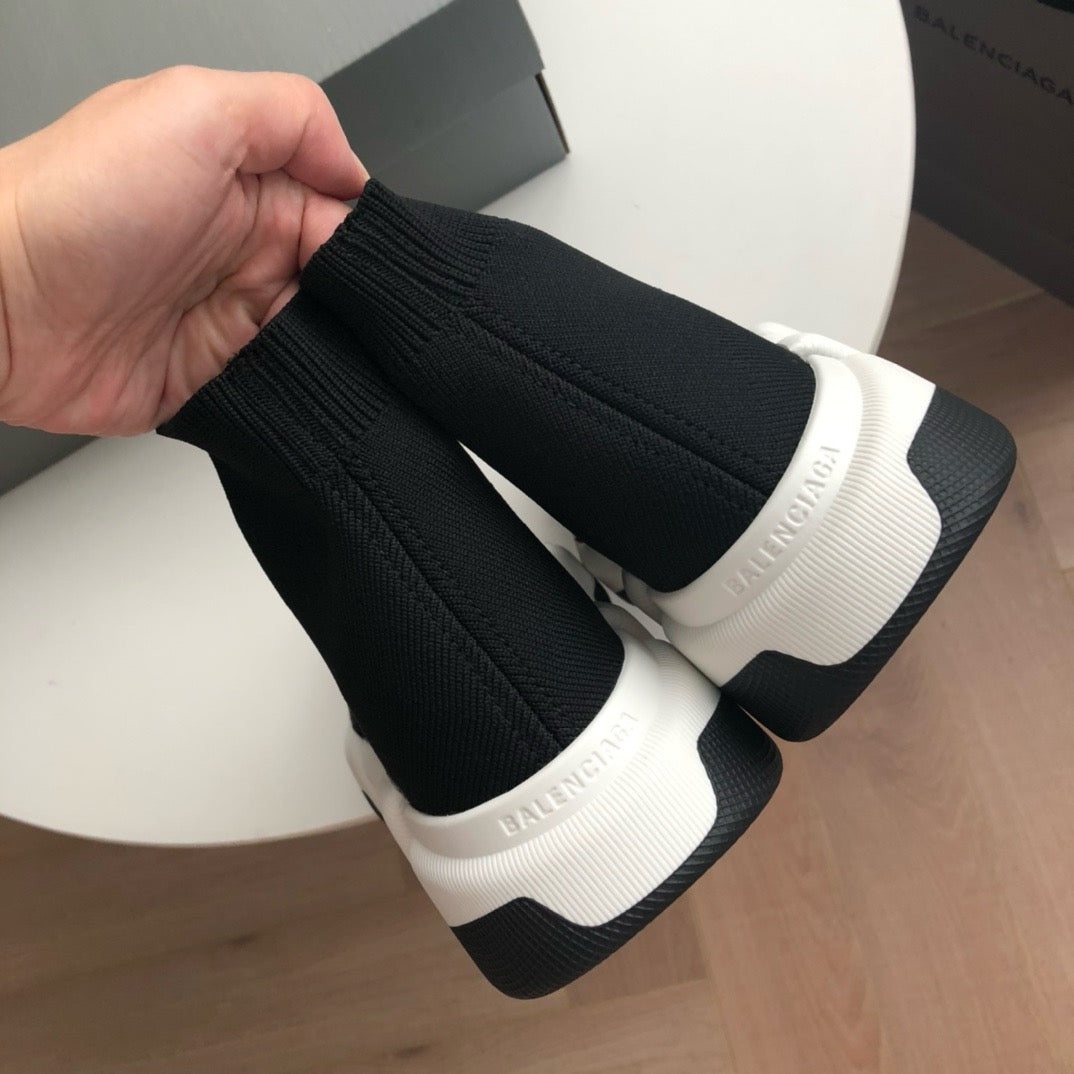 Schwarz. Khaki und graue Schuhe