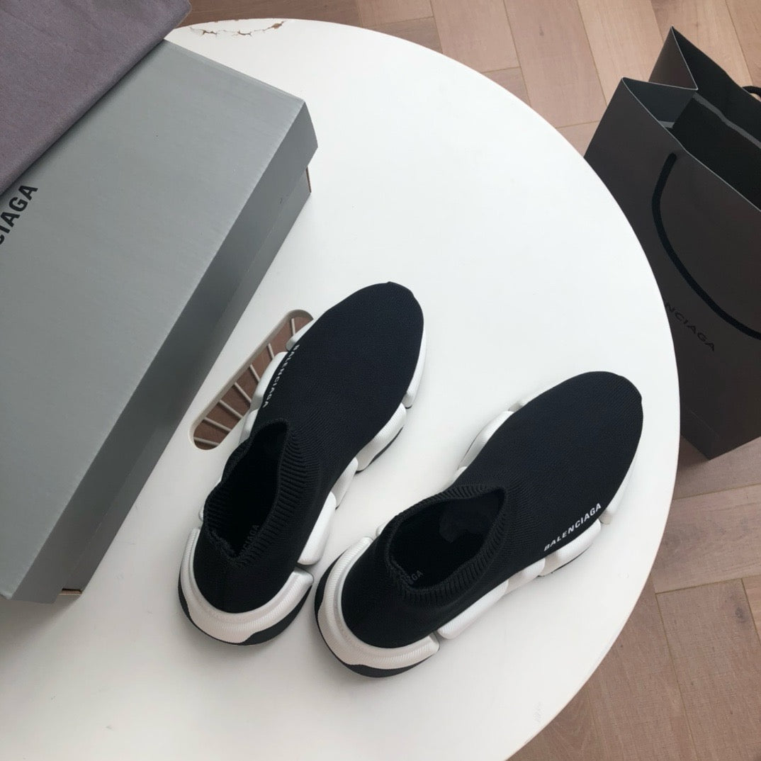 Schwarz. Khaki und graue Schuhe