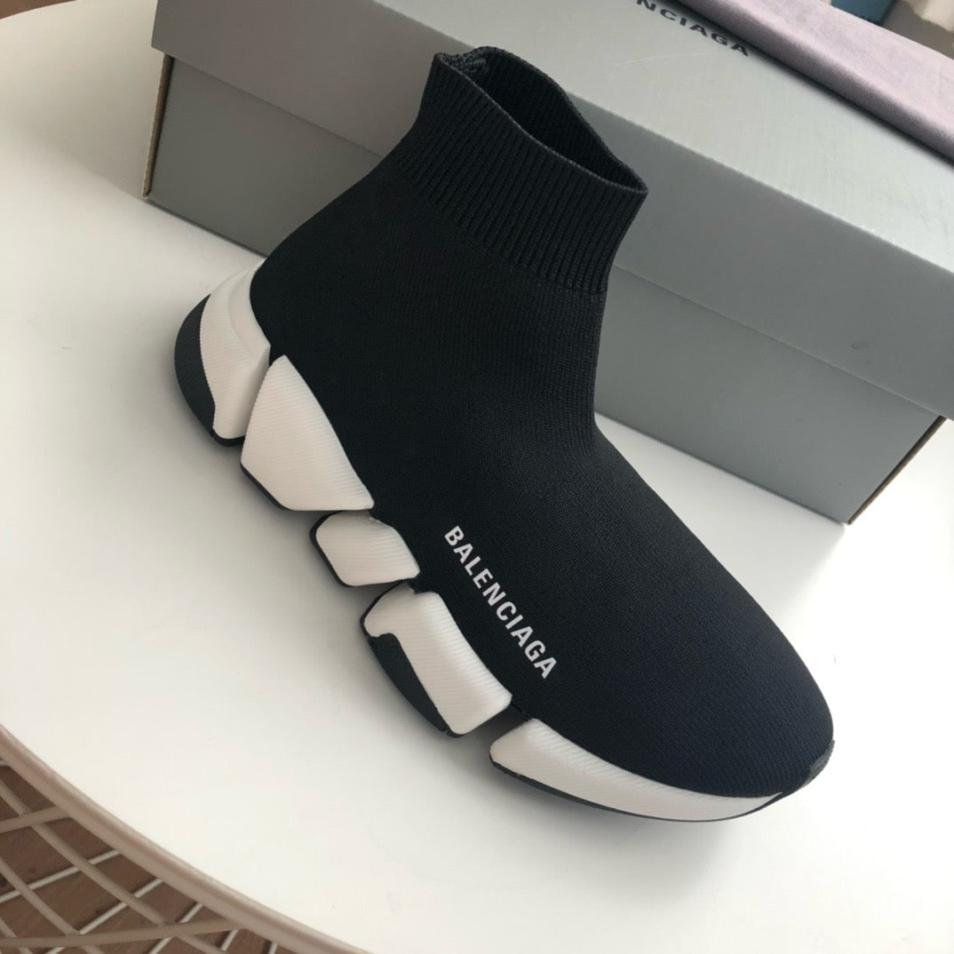 Schwarz. Khaki und graue Schuhe