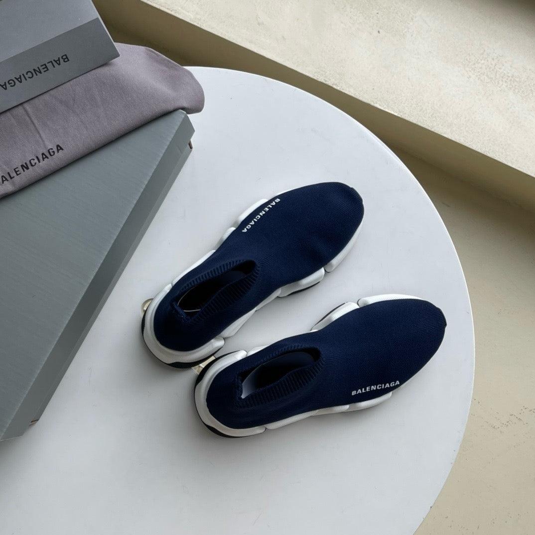 Blaue und himmelblaue Schuhe
