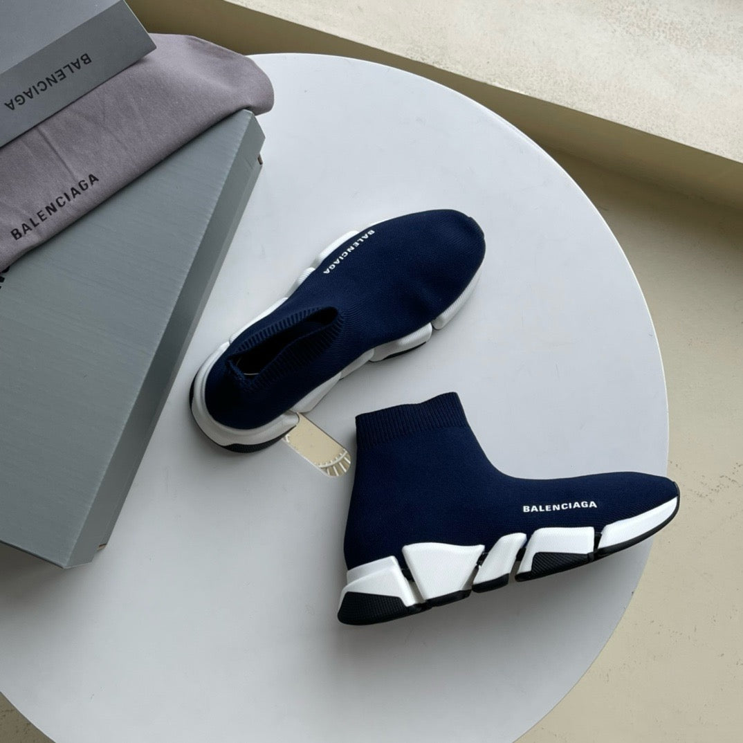 Blaue und himmelblaue Schuhe