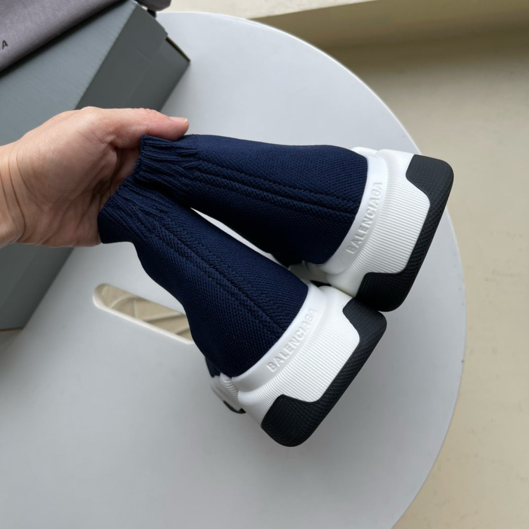 Blaue und himmelblaue Schuhe