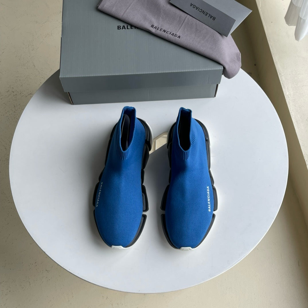 Blaue und himmelblaue Schuhe