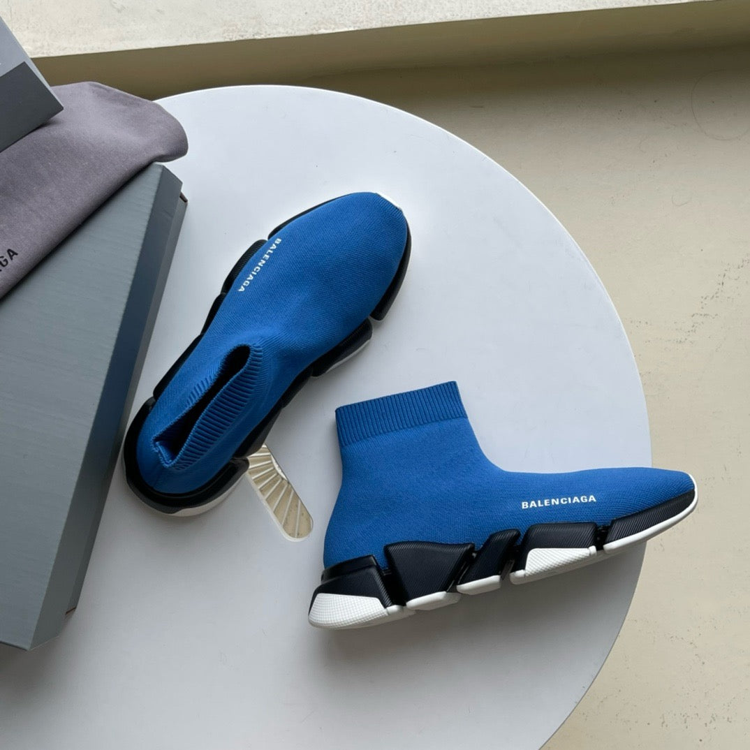 Blaue und himmelblaue Schuhe