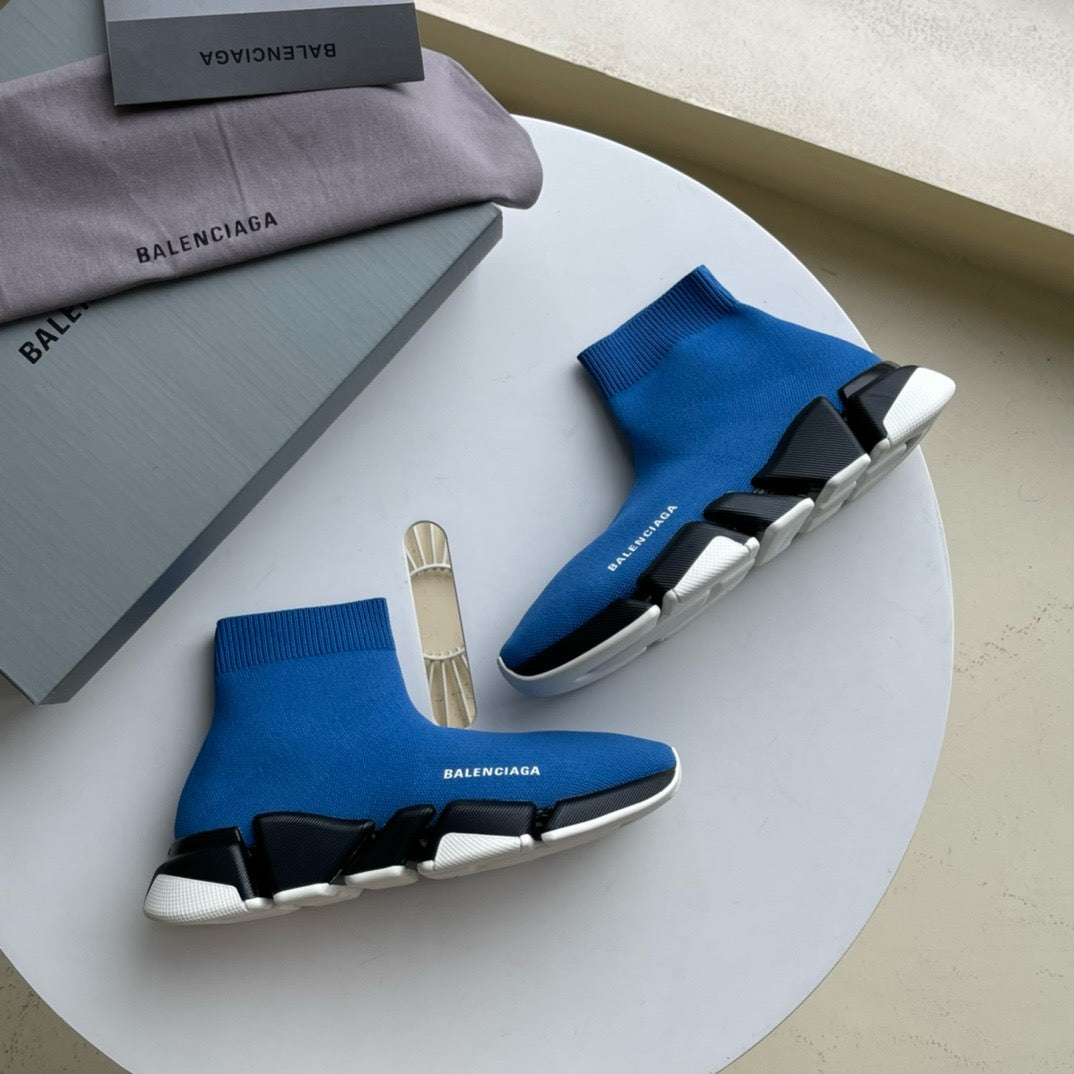 Blaue und himmelblaue Schuhe