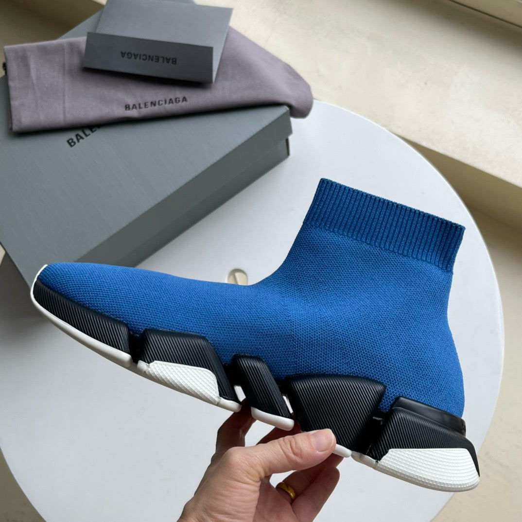 Blaue und himmelblaue Schuhe