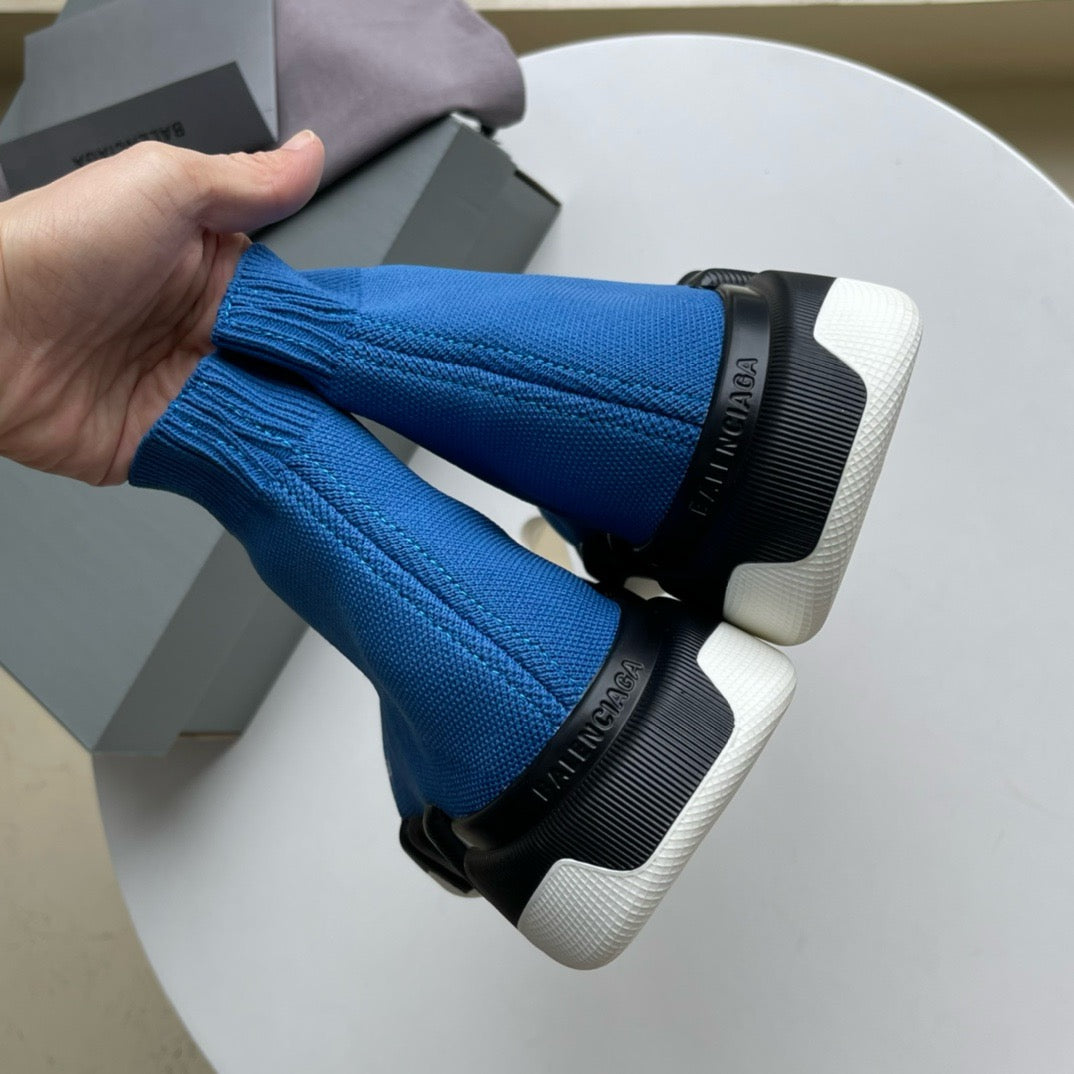 Blaue und himmelblaue Schuhe