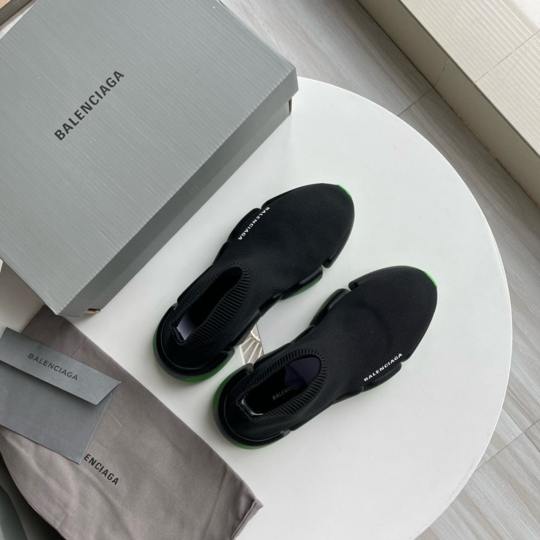Schwarz-grüne und schwarz-pinke Schuhe