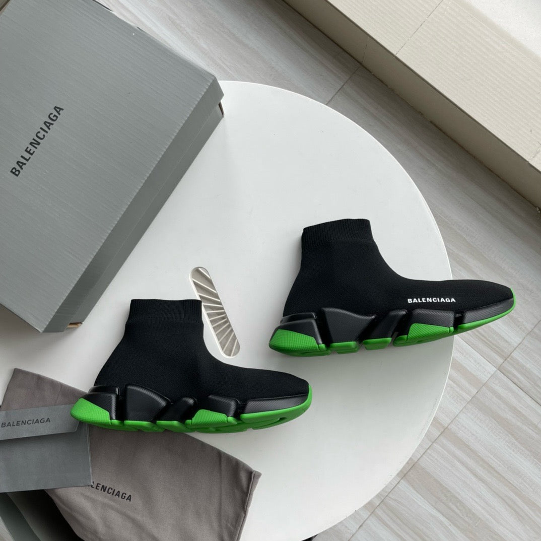 Schwarz-grüne und schwarz-pinke Schuhe