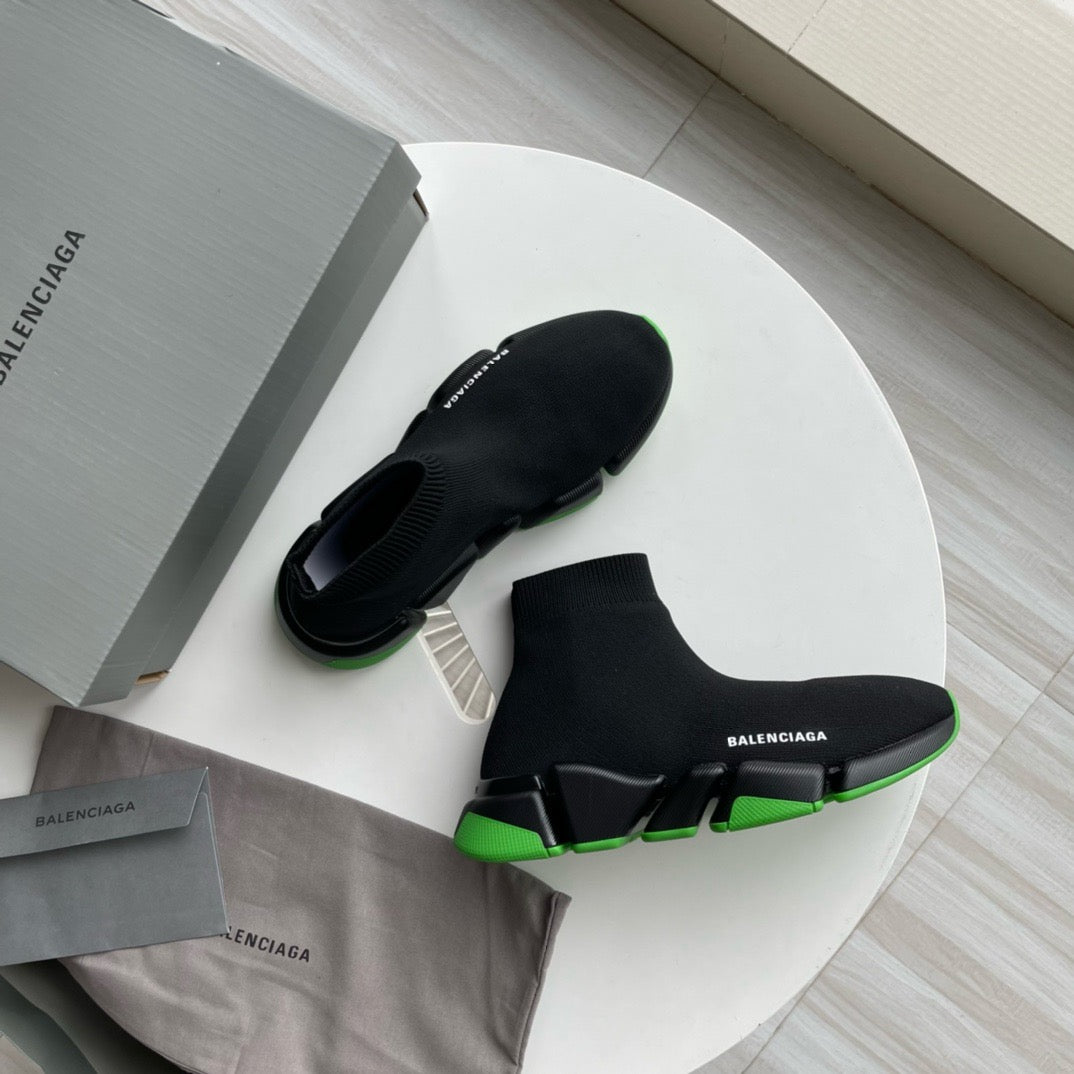 Schwarz-grüne und schwarz-pinke Schuhe