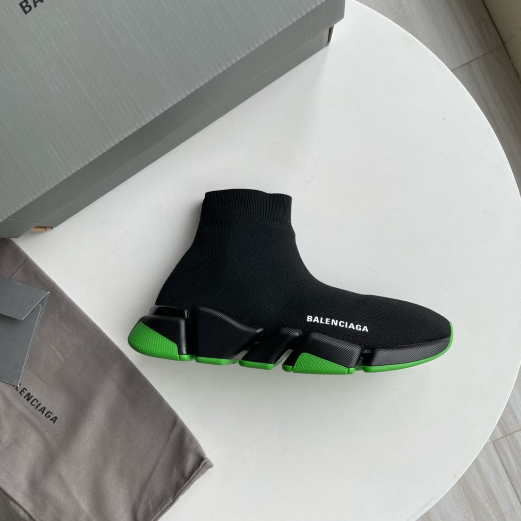 Schwarz-grüne und schwarz-pinke Schuhe