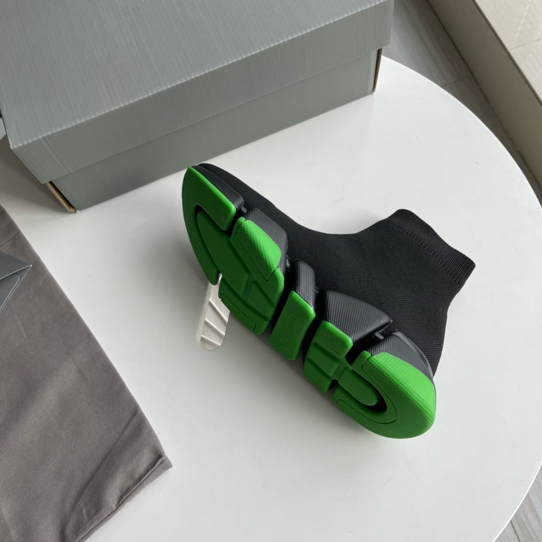 Schwarz-grüne und schwarz-pinke Schuhe