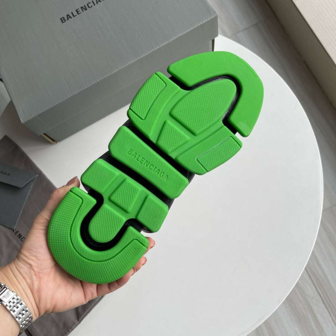 Schwarz-grüne und schwarz-pinke Schuhe