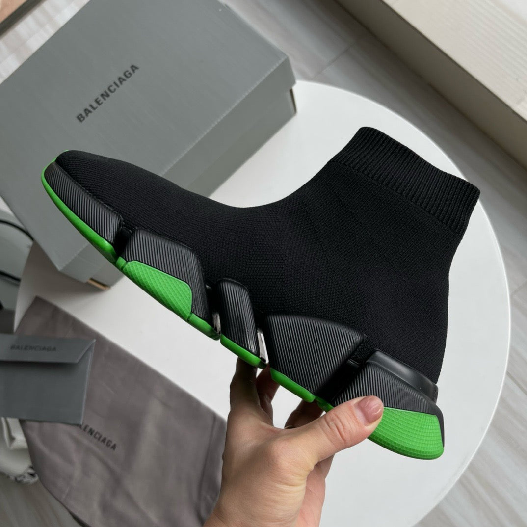 Schwarz-grüne und schwarz-pinke Schuhe