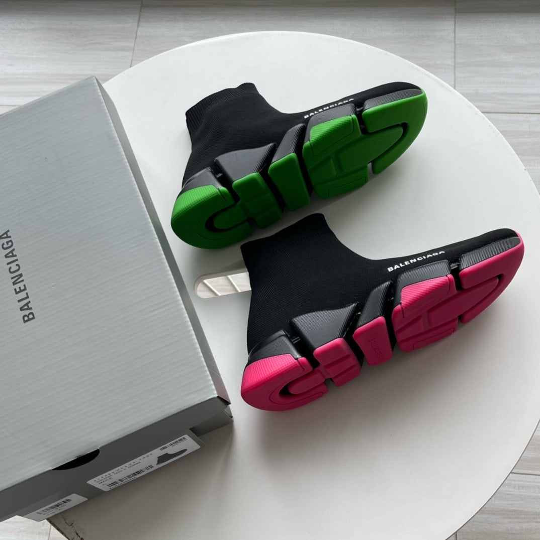 Schwarz-grüne und schwarz-pinke Schuhe