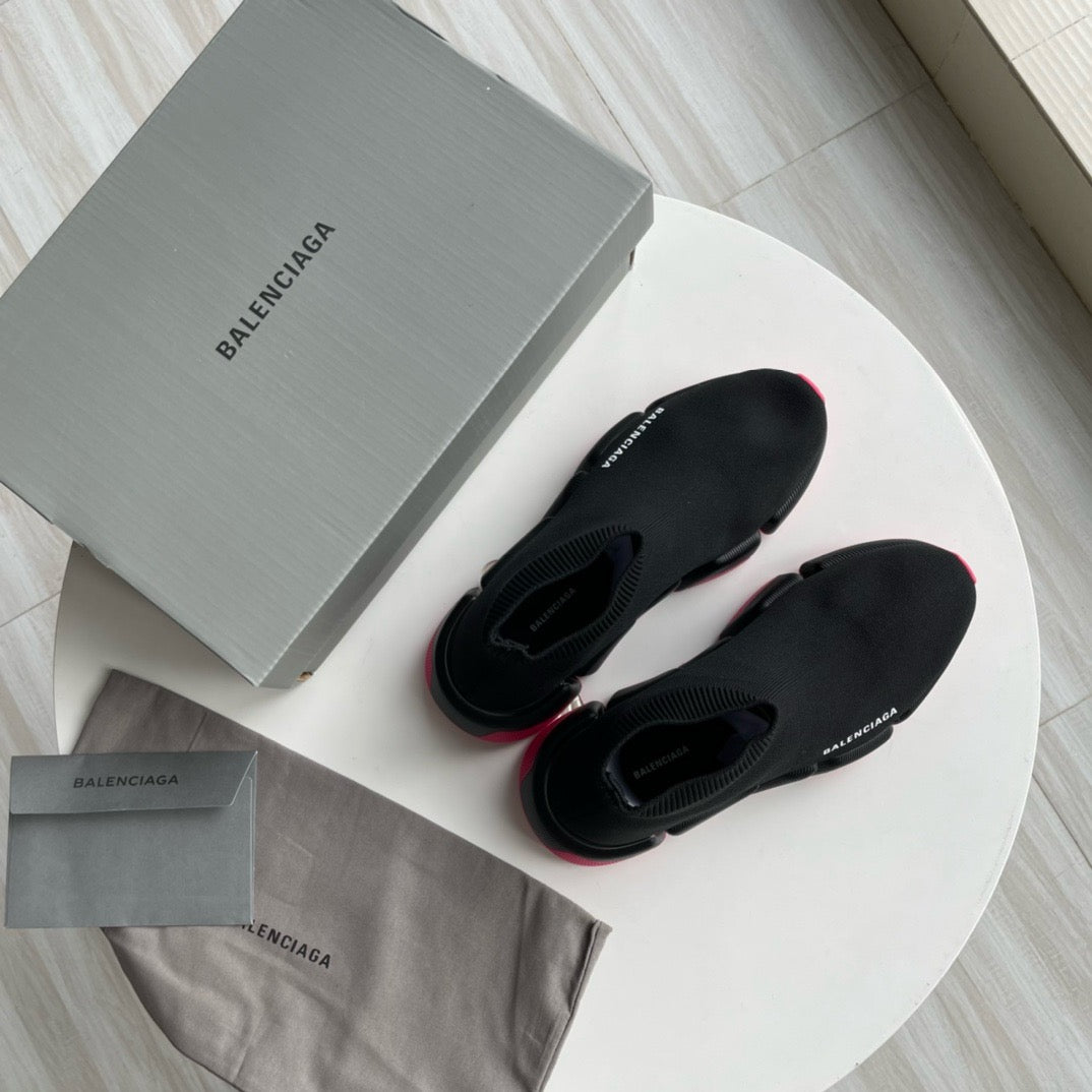 Schwarz-grüne und schwarz-pinke Schuhe